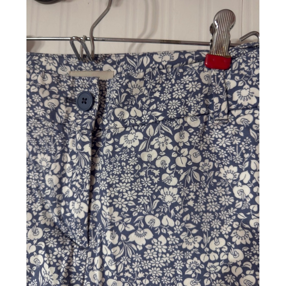 LOFT Outlet Womens Blue White Floral Cotton 6 Inch Inseam Shorts Size 4 - Picture 2 of 6